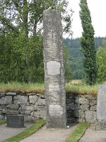  Riksdagsmannen Petrus Hörnstens gravsten. Petrus Hörnsten 1862-1911 och hans hustru Maria (f Jonsdotter) 1856-1944. Inskrptionen lyder: 